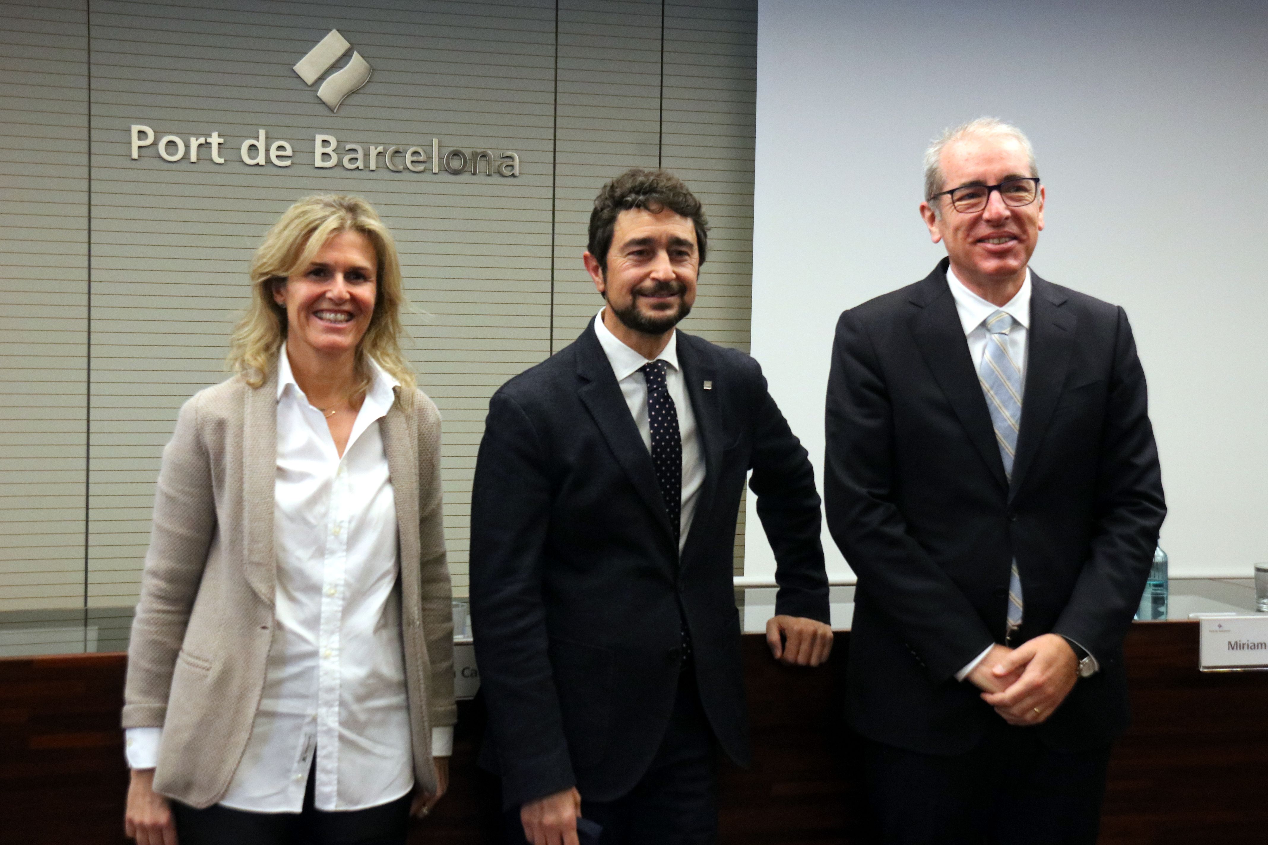 El presidente del Port de Barcelona, Damià Calvet, acompañado por el director general José Alberto Carbonell y la subdirectora del área económica y financiera Miriam Alaminos | ACN El presidente del Port de Barcelona, Damià Calvet, acompañado por el director general José Alberto Carbonell y la subdirectora del área económica y financiera Miriam Alaminos | ACN