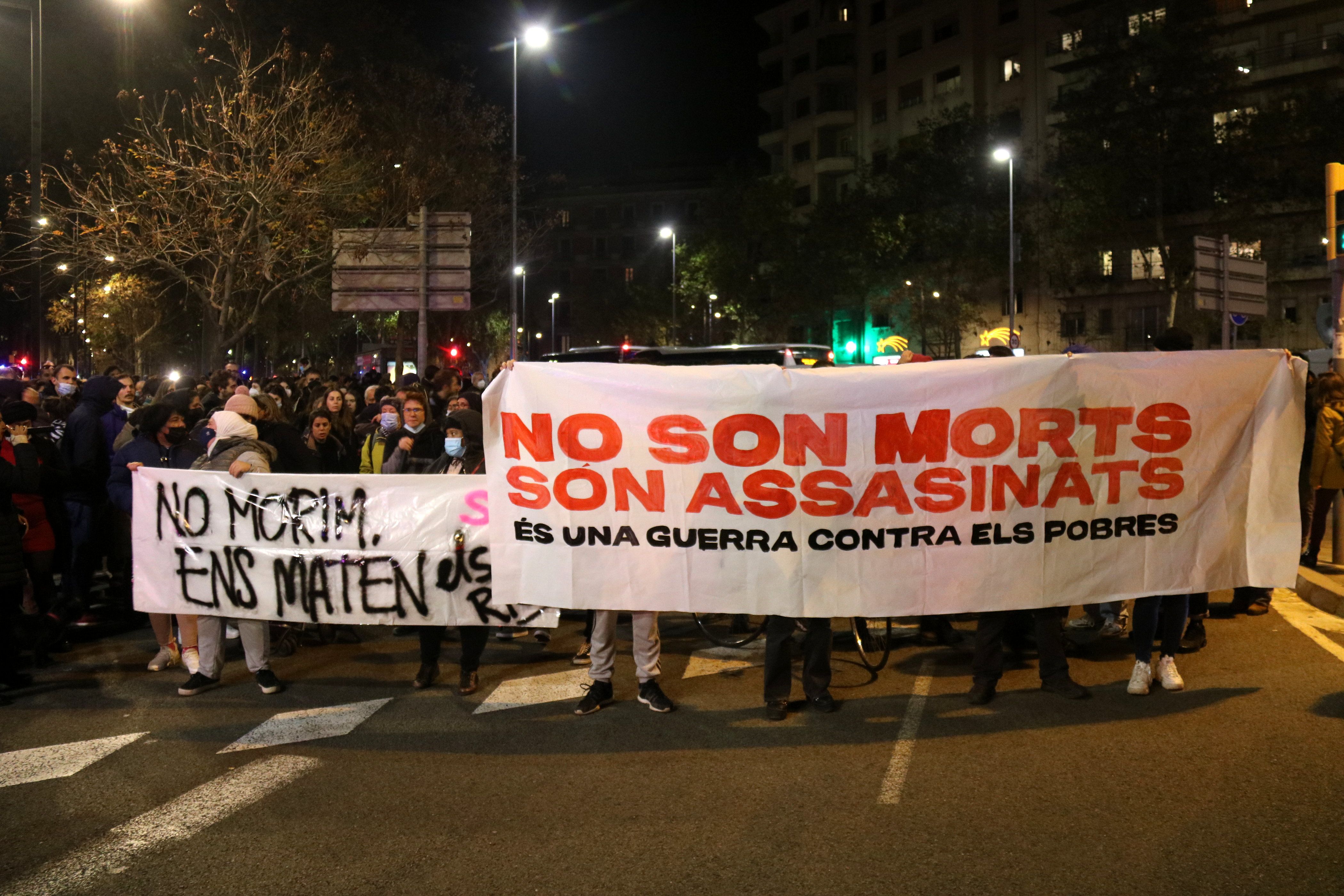 Una manifestació en protesta per la mort d'una família per un incendi en un local ocupat | ACN Una manifestació en protesta per la mort d'una família per un incendi en un local ocupat | ACN