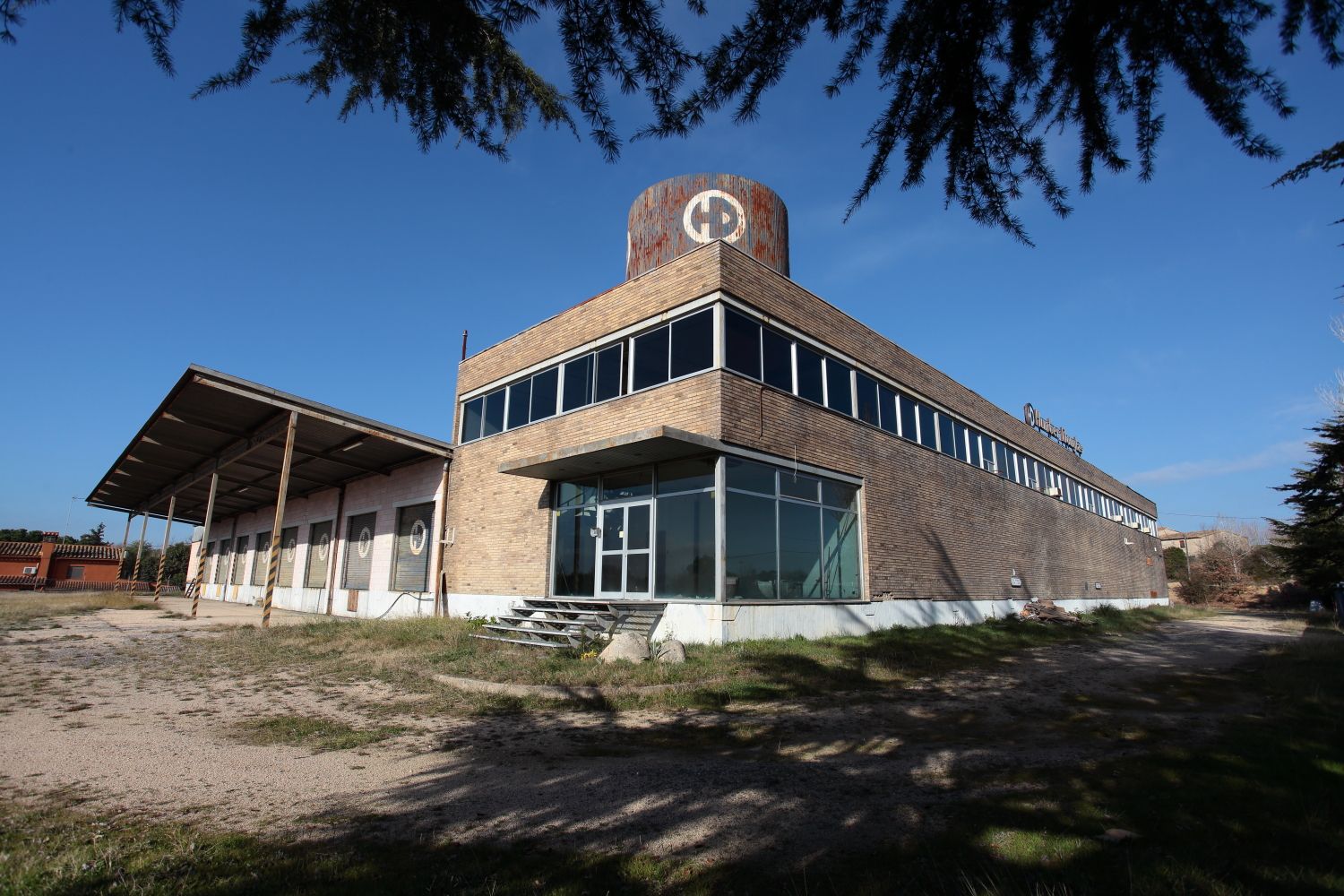 La antigua nave de la empresa de distribuciones alimentarias de Llagostera | ACN La antigua nave de la empresa de distribuciones alimentarias de Llagostera | ACN
