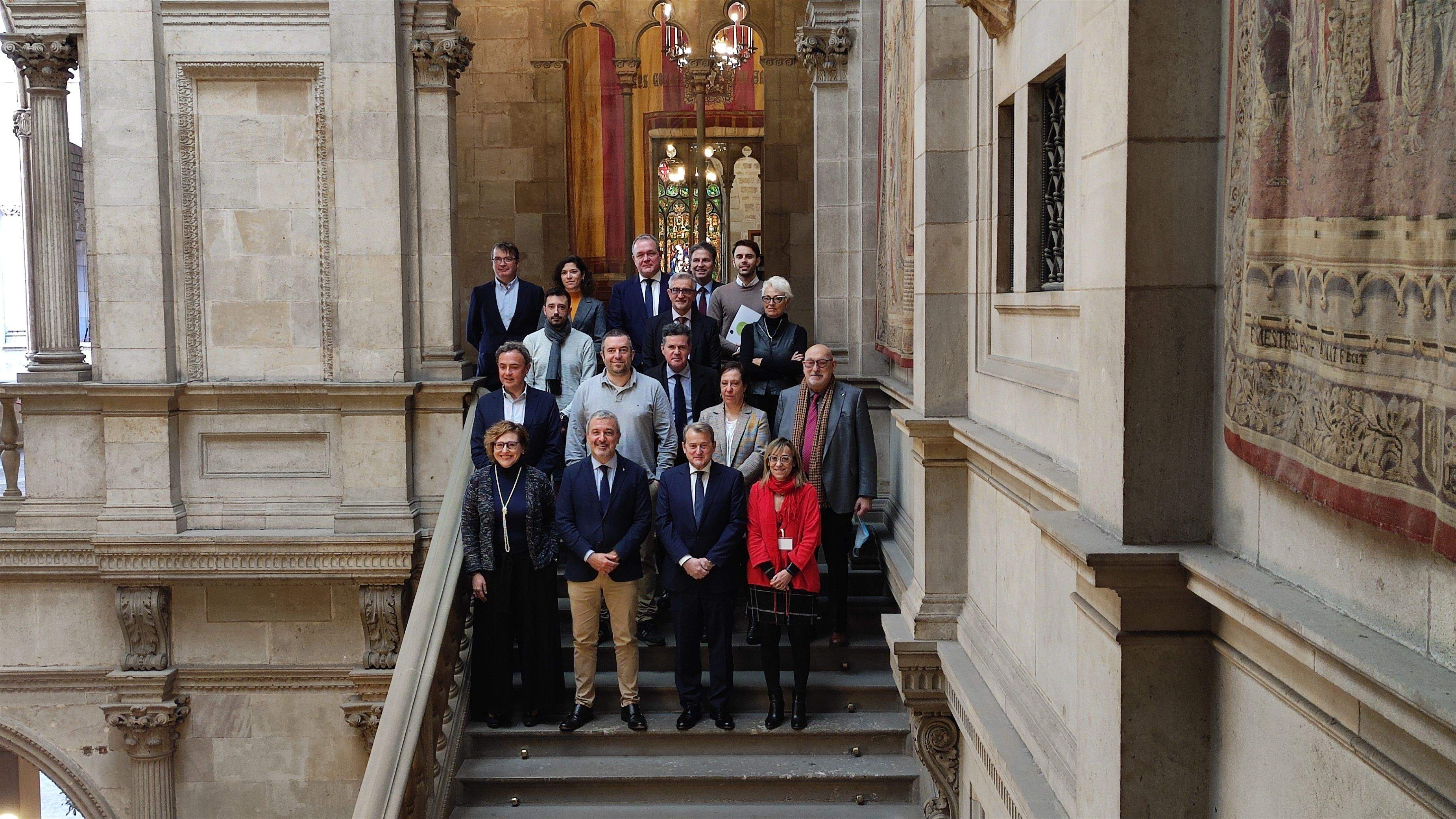 El primer teniente de alcalde de Barcelona, Jaume Collboni, junto a representantes de entidades del sector comercial | Europa Press El primer teniente de alcalde de Barcelona, Jaume Collboni, junto a representantes de entidades del sector comercial | Europa Press