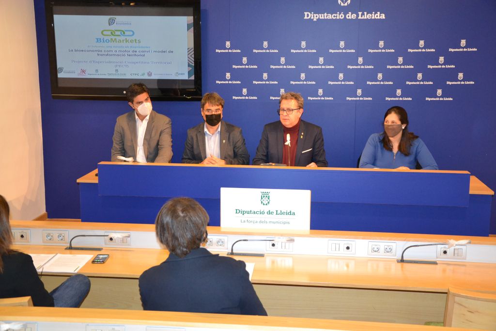 El presidente de la Diputació de Lleida, Joan Talarn, con la presidenta del Consell Comarcal del Solsonès, Sara Alarcón | ACN El presidente de la Diputació de Lleida, Joan Talarn, con la presidenta del Consell Comarcal del Solsonès, Sara Alarcón | ACN