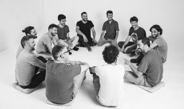 Grup d'homes asseguts a una sessió d'El Taller | Cedida