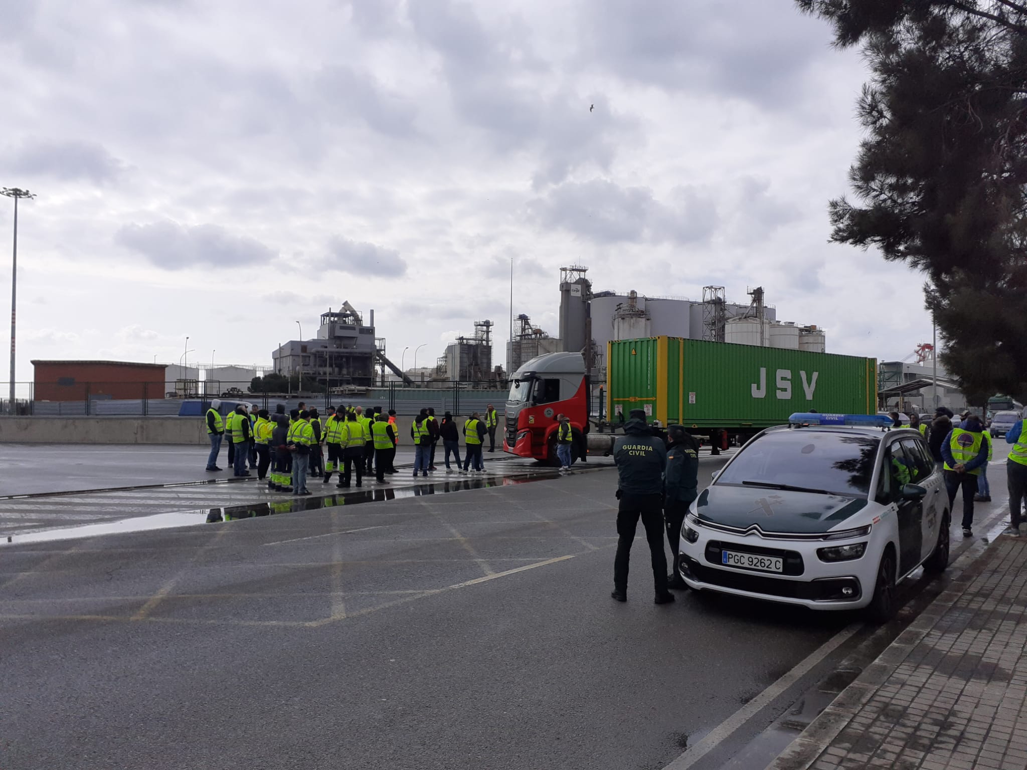 Piquetes de la huelga de transportistas frente a la entrada de la terminal de contenedores APM del puerto de Barcelona | ACN Piquetes de la huelga de transportistas frente a la entrada de la terminal de contenedores APM del puerto de Barcelona | ACN