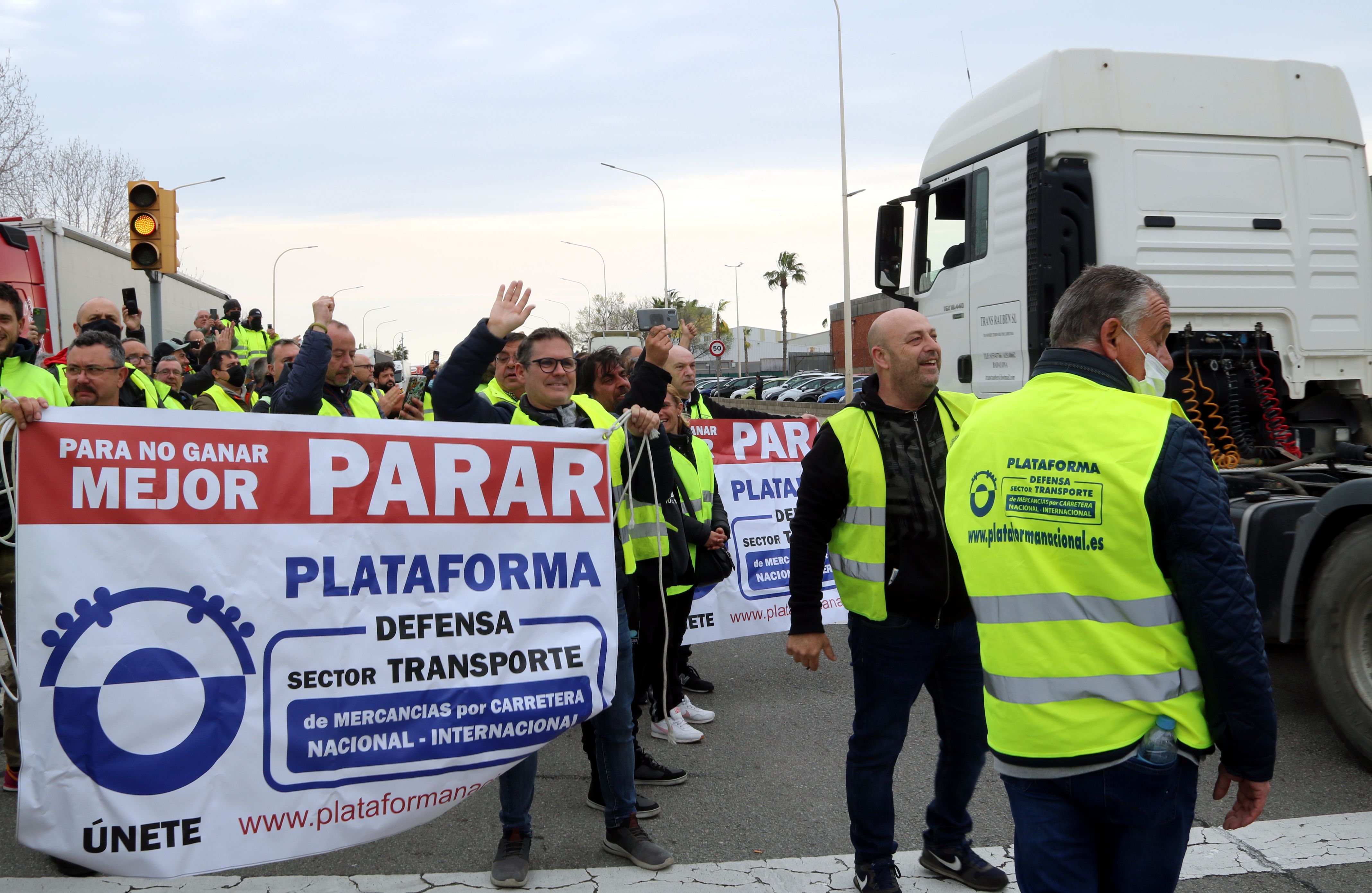 Transportistas con pancartas en la Zona Franca | ACN Transportistas con pancartas en la Zona Franca | ACN