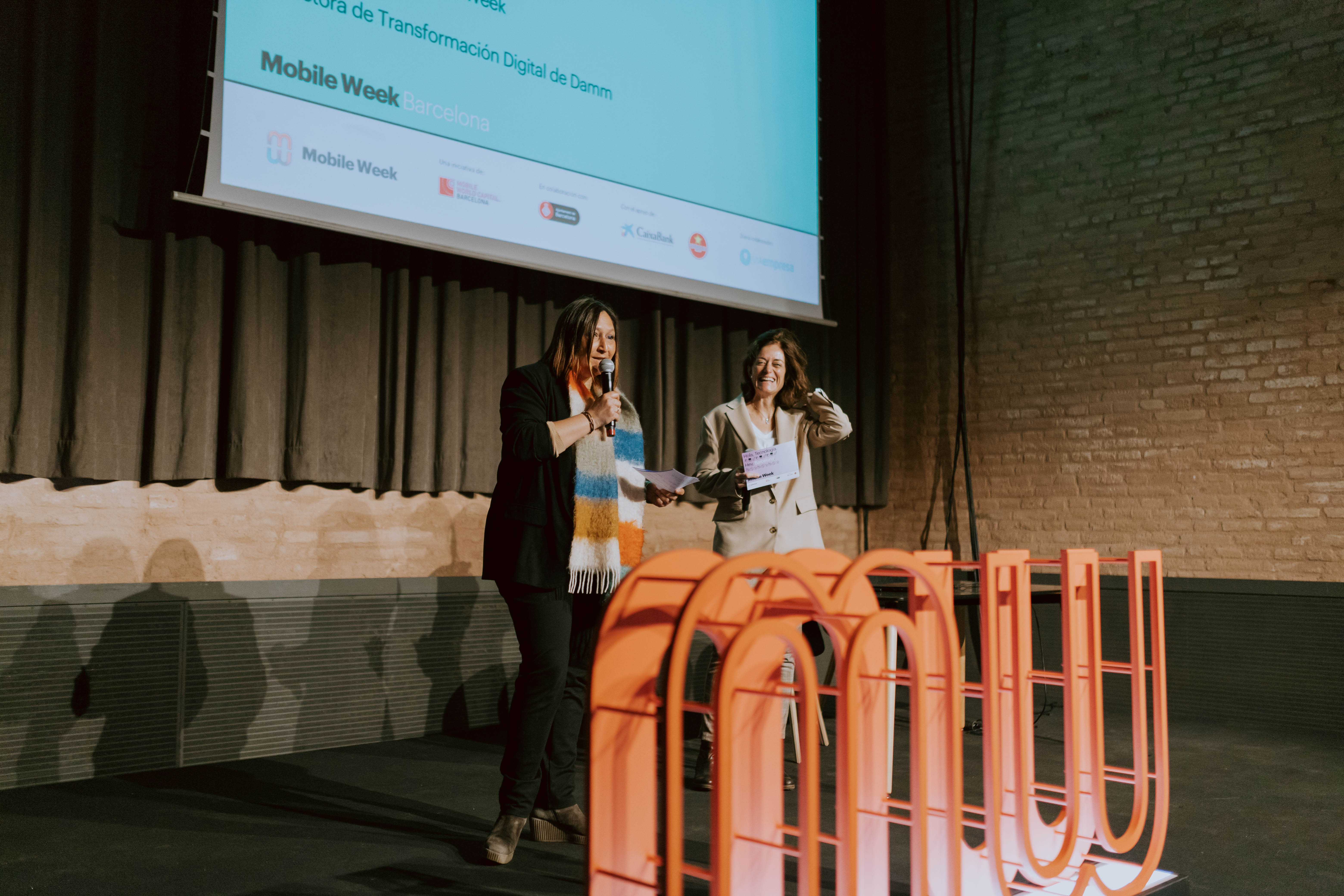La directora de transformació digital de Damm Laura Gil i la responsable de la Mobile Week Barcelona Cristina Colom durant la inauguració del PiMEs Day | Cedida La directora de transformació digital de Damm Laura Gil i la responsable de la Mobile Week Barcelona Cristina Colom durant la inauguració del PiMEs Day | Cedida
