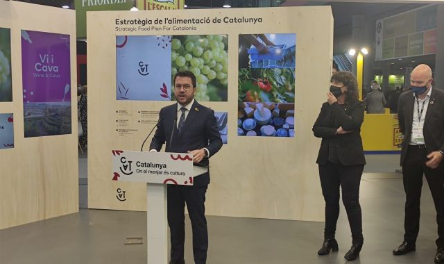 El president de la Generalitat Pere Aragonès i la consellera d'Acció Climàtica Teresa Jordà durant la presentació de l'stand de Catalunya a Alimentaria | EP