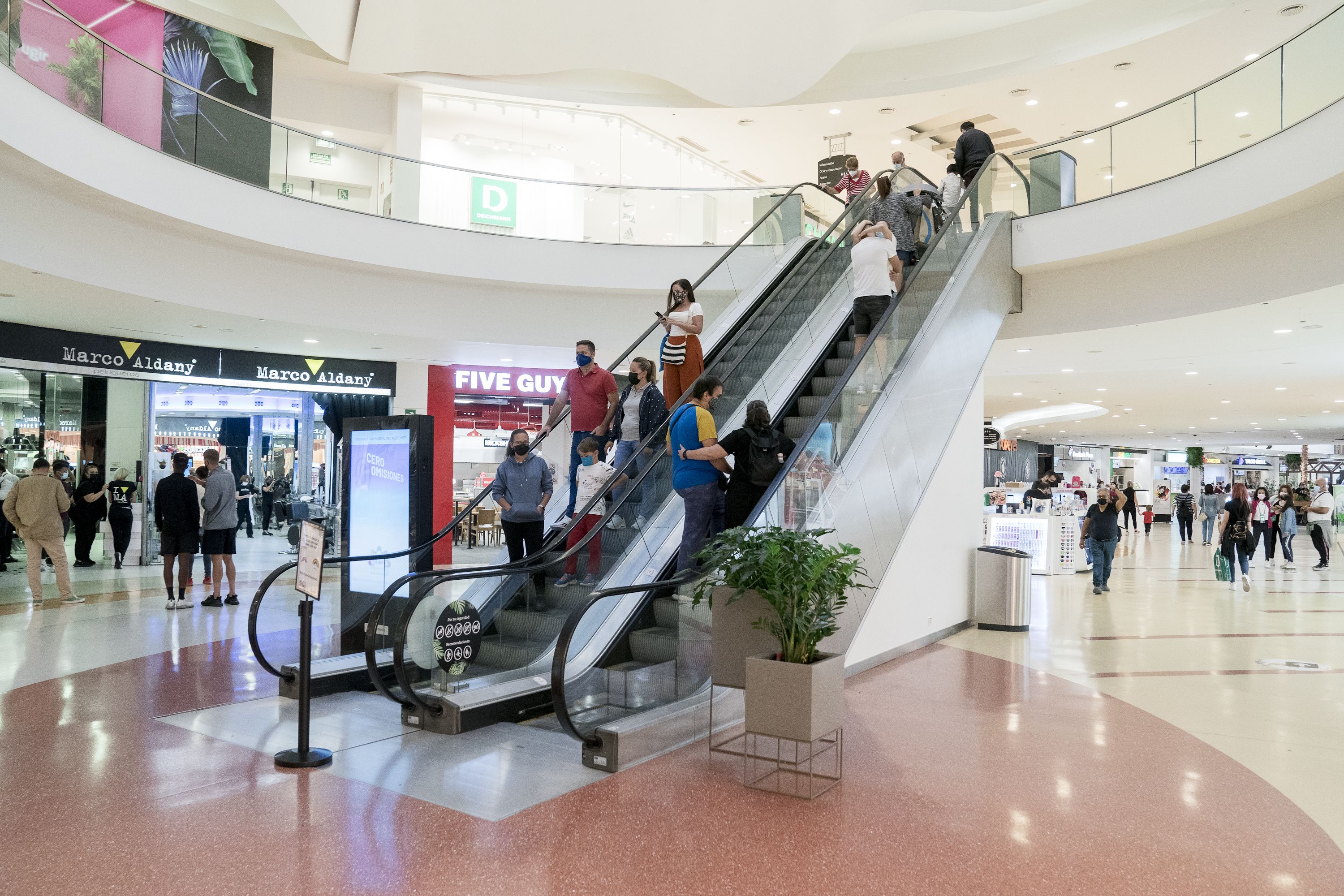 Clientes en las escaleras mecánicas en un centro comercial en Madrid | EP Clientes en las escaleras mecánicas en un centro comercial en Madrid | EP