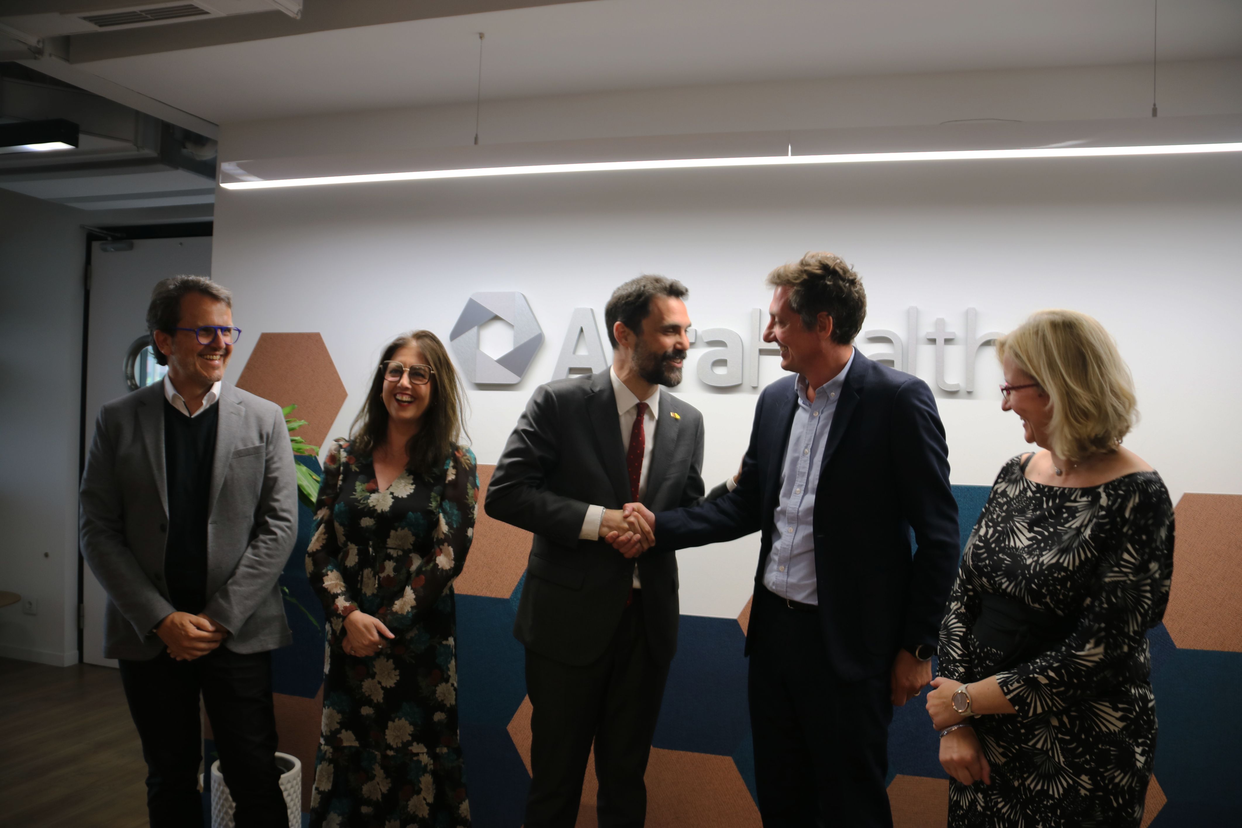 El conseller de Empresa i Treball, Roger Torrent con los representantes de la companyia Alira Health | ACN El conseller de Empresa i Treball, Roger Torrent con los representantes de la companyia Alira Health | ACN
