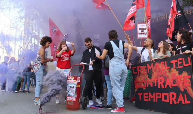 Un grupo de jóvenes de Comisiones y UGT queman contratos temporales ante la sede de Foment del Treball | ACN