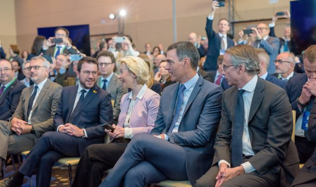 El president de la Generalitat, Pere Aragonès, amb Von der Leyen, Sánchez i Faus durant la clausura de la Reunió | Cerlce d'Economia