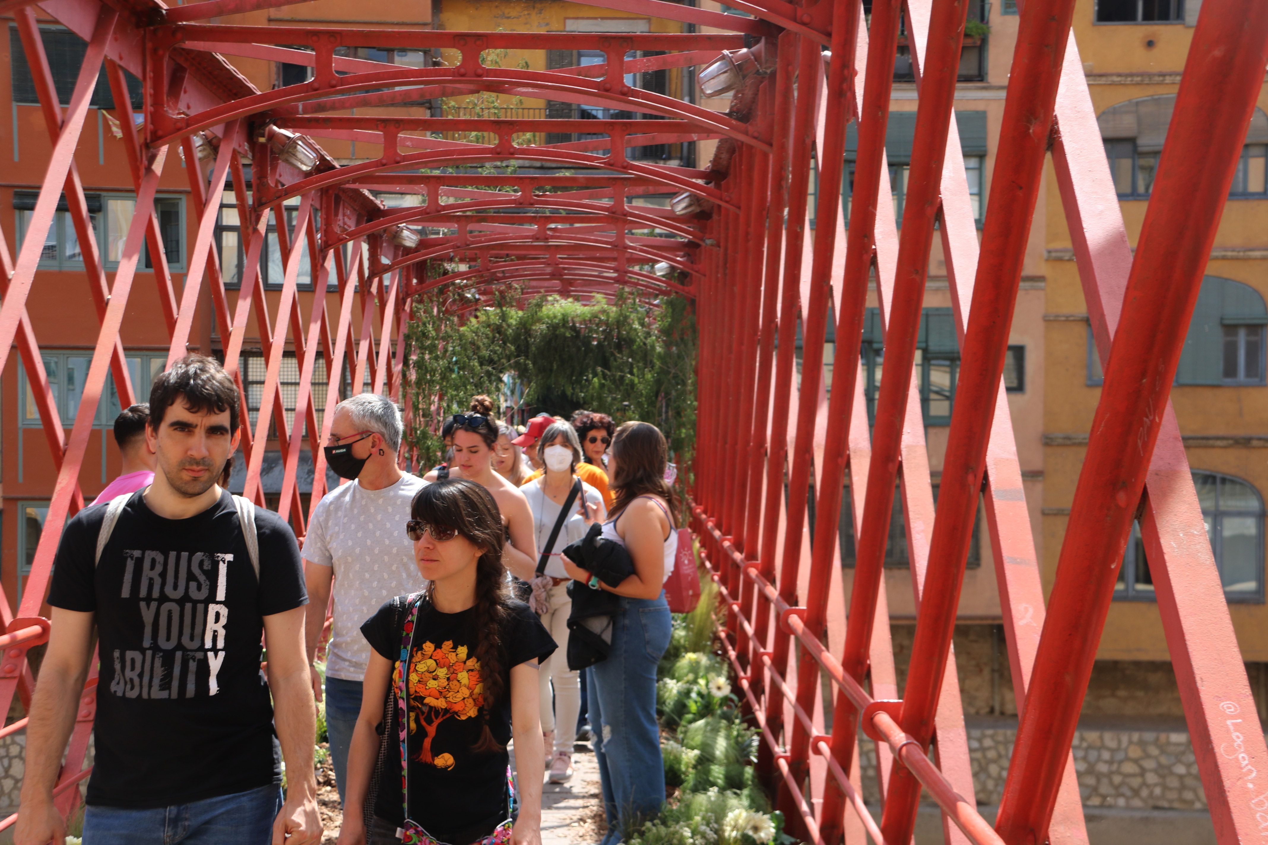 Paseantes por el puente de hierro de Girona durante Temps de Flors | ACN Paseantes por el puente de hierro de Girona durante Temps de Flors | ACN