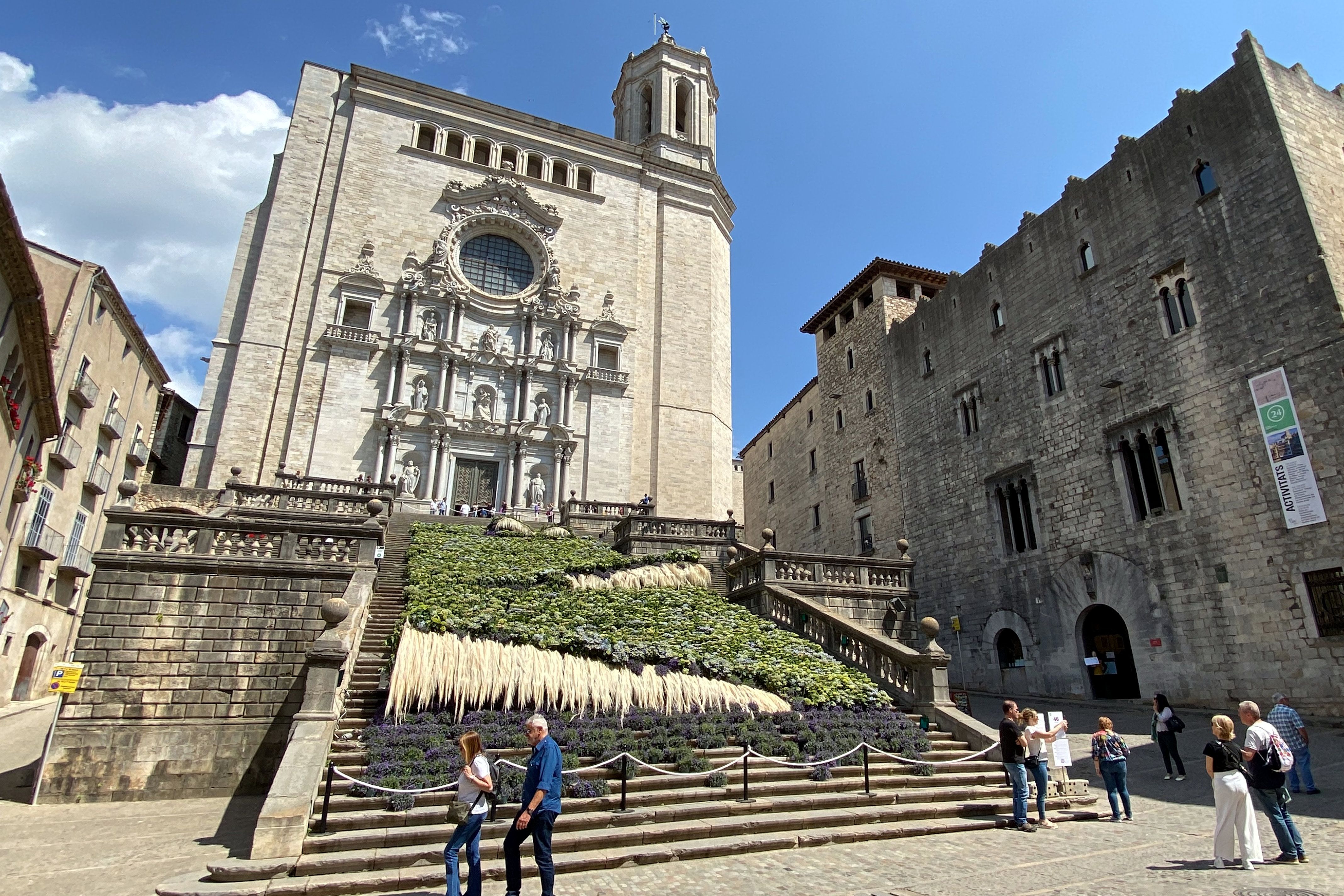 Montaje de Temps de Flors en las escaleras de la Catedral de Girona | ACN Montaje de Temps de Flors en las escaleras de la Catedral de Girona | ACN