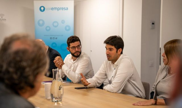 Eduard Alcaraz, president de FeliciCat, i Juan Álvarez, director de RRHH de Renfe a la taula de debat | Carolina Santos