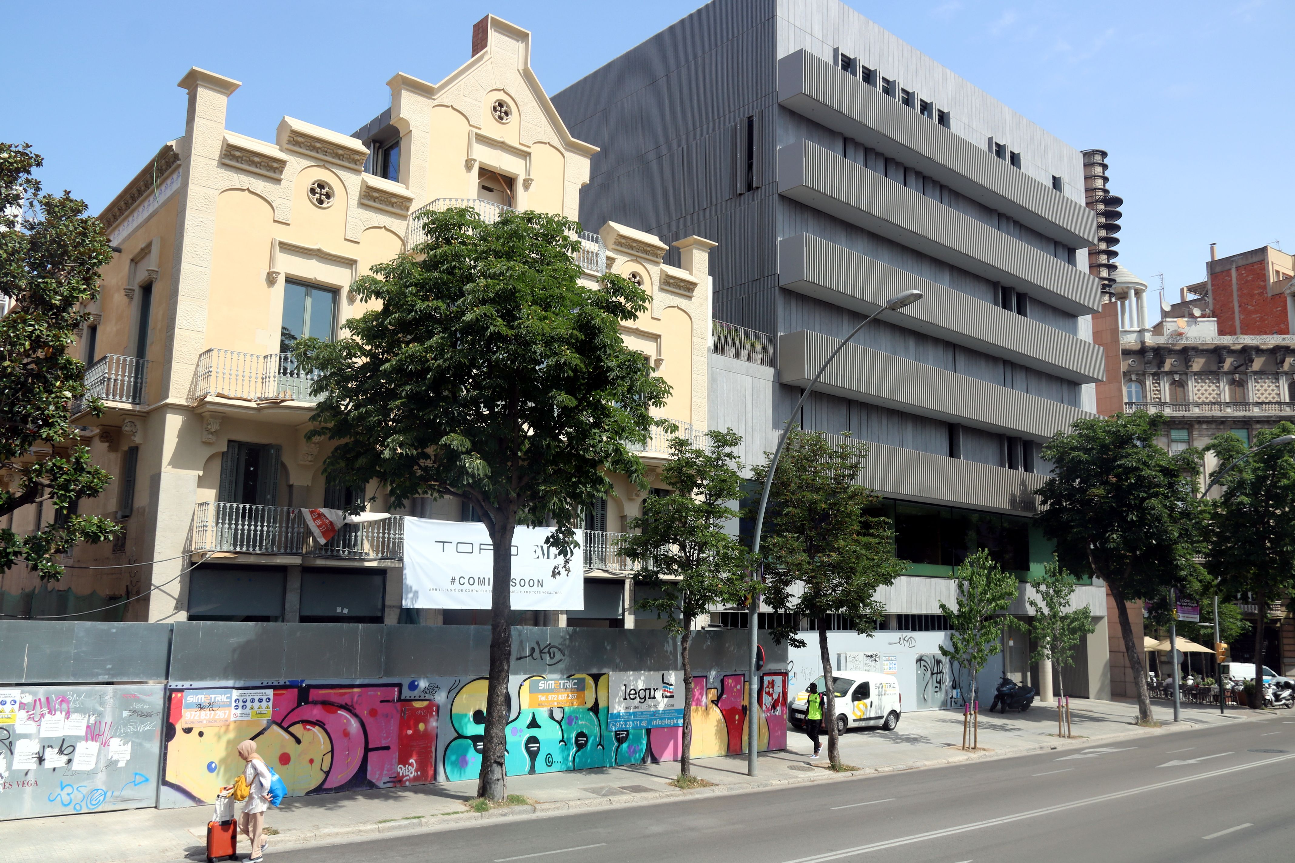 Dos edificis amb tanques d'obres al centre de Girona | ACN Dos edificis amb tanques d'obres al centre de Girona | ACN