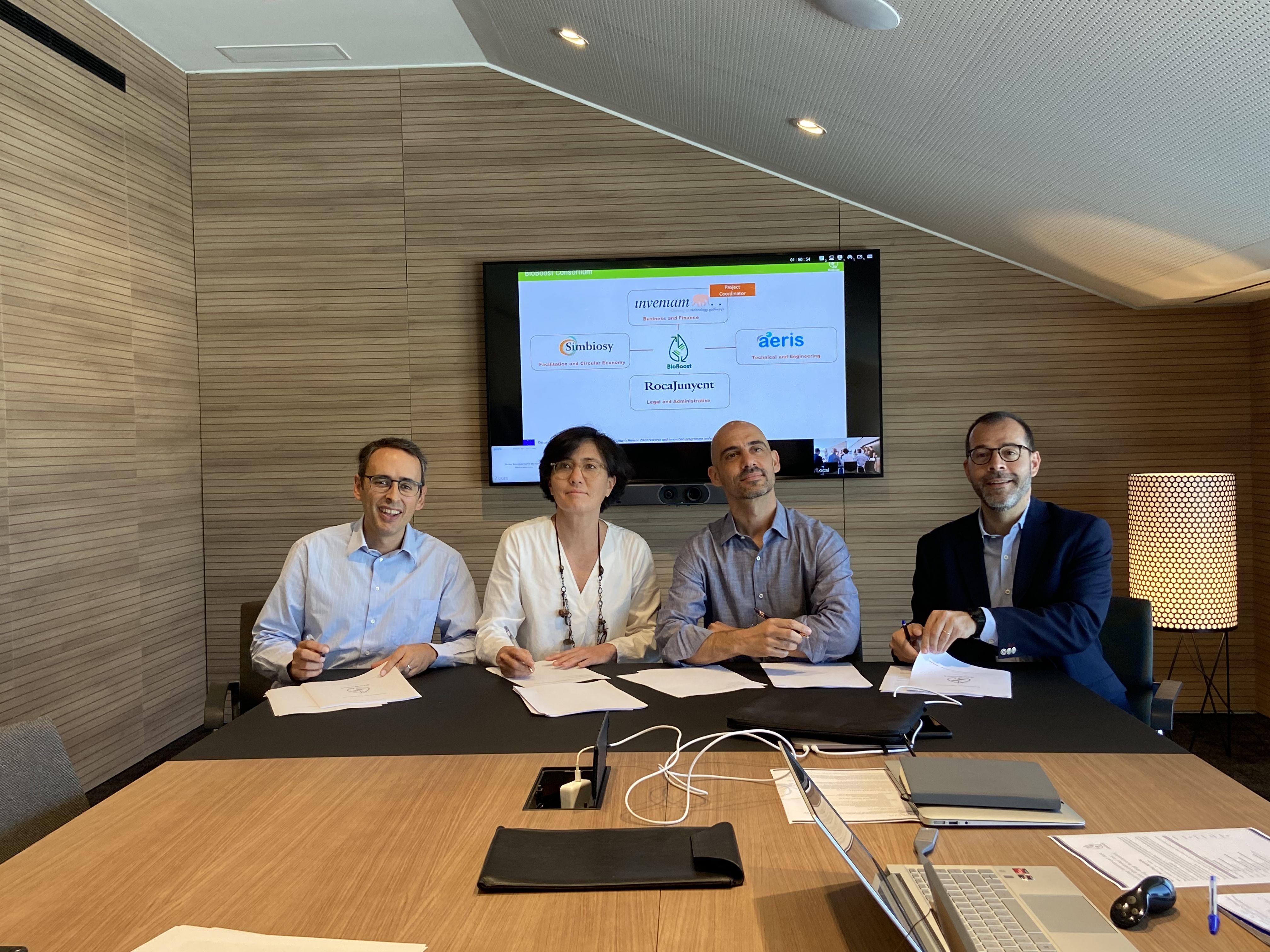 Eric Suñol (Inveniam), Verónica Kuchinow (Simbiosy), Oscar Prado (Aeris) i Sergi Chimenos (RocaJunyent) a la signatura de Bioboost | Cedida Eric Suñol (Inveniam), Verónica Kuchinow (Simbiosy), Oscar Prado (Aeris) i Sergi Chimenos (RocaJunyent) a la signatura de Bioboost | Cedida