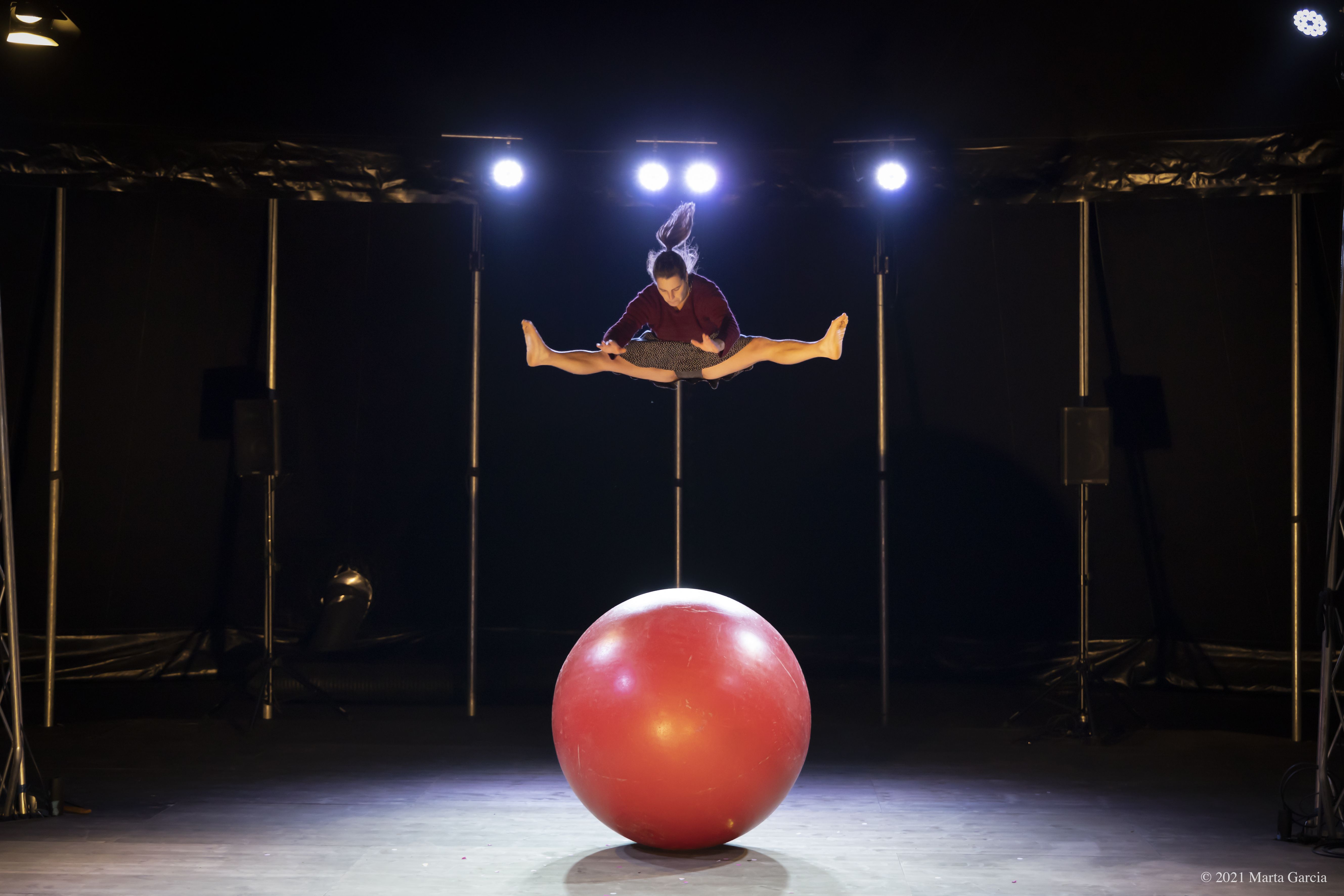 Escena de circo en la carpa de Nilak | Marta Garcia Cardellach Escena de circo en la carpa de Nilak | Marta Garcia Cardellach