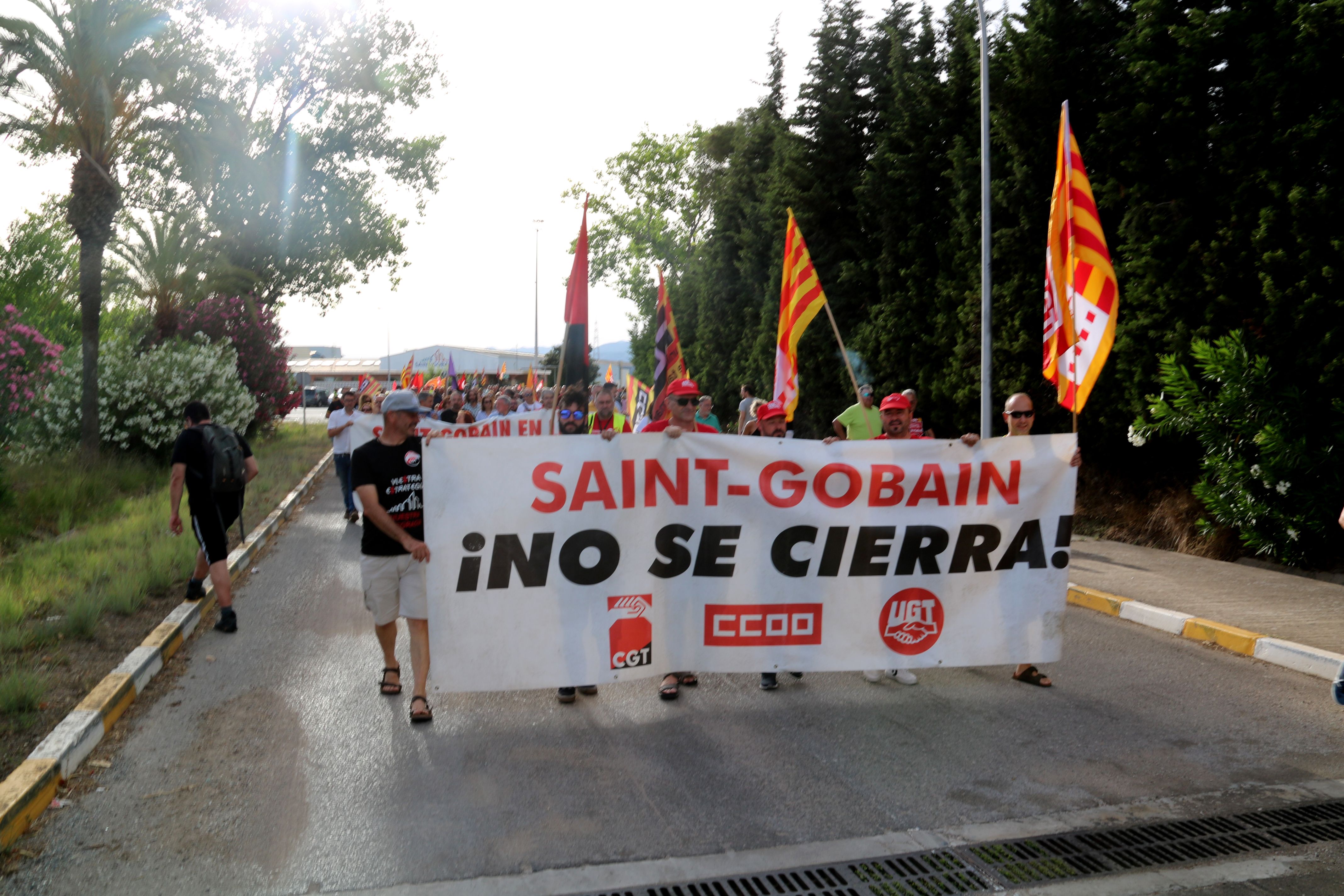 El jefe de la manifestación de los trabajadores de Saint Gobain saliendo de la planta de l'Arboç donde ha comenzado la protesta | Anna Ferràs