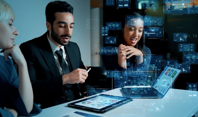 Empresarios utilitzando el Enterprise Resource Planning (ERP) | iStock