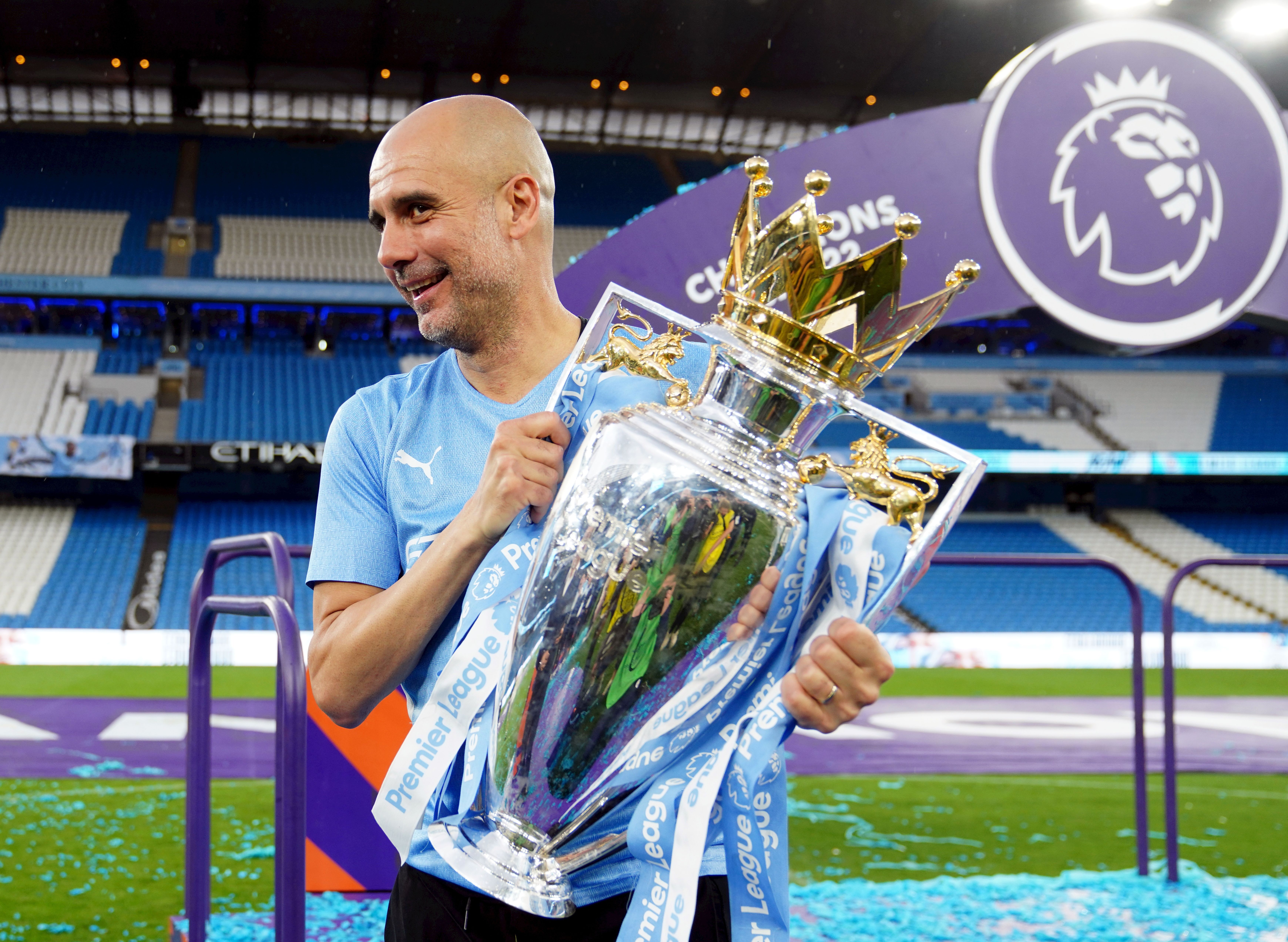 Pep Guardiola amb el trofeu de campió de la Premier League que va guanyar el Manchester City | Martin Rickett / PA Wire / Europa Press Pep Guardiola amb el trofeu de campió de la Premier League que va guanyar el Manchester City | Martin Rickett / PA Wire / Europa Press