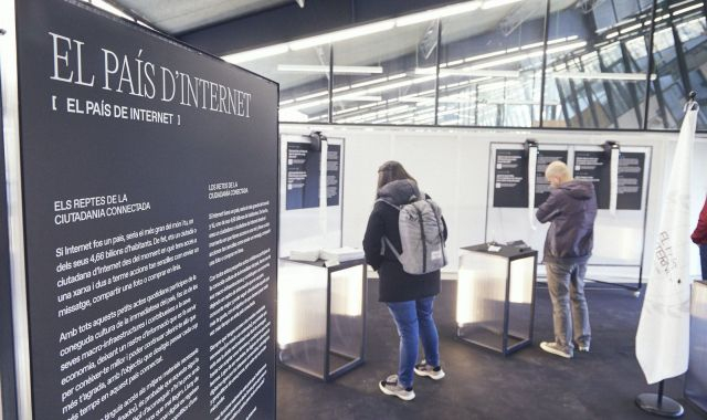 Dos visitants a les peces interactives de l'exposició El País d'Internet | Cedida