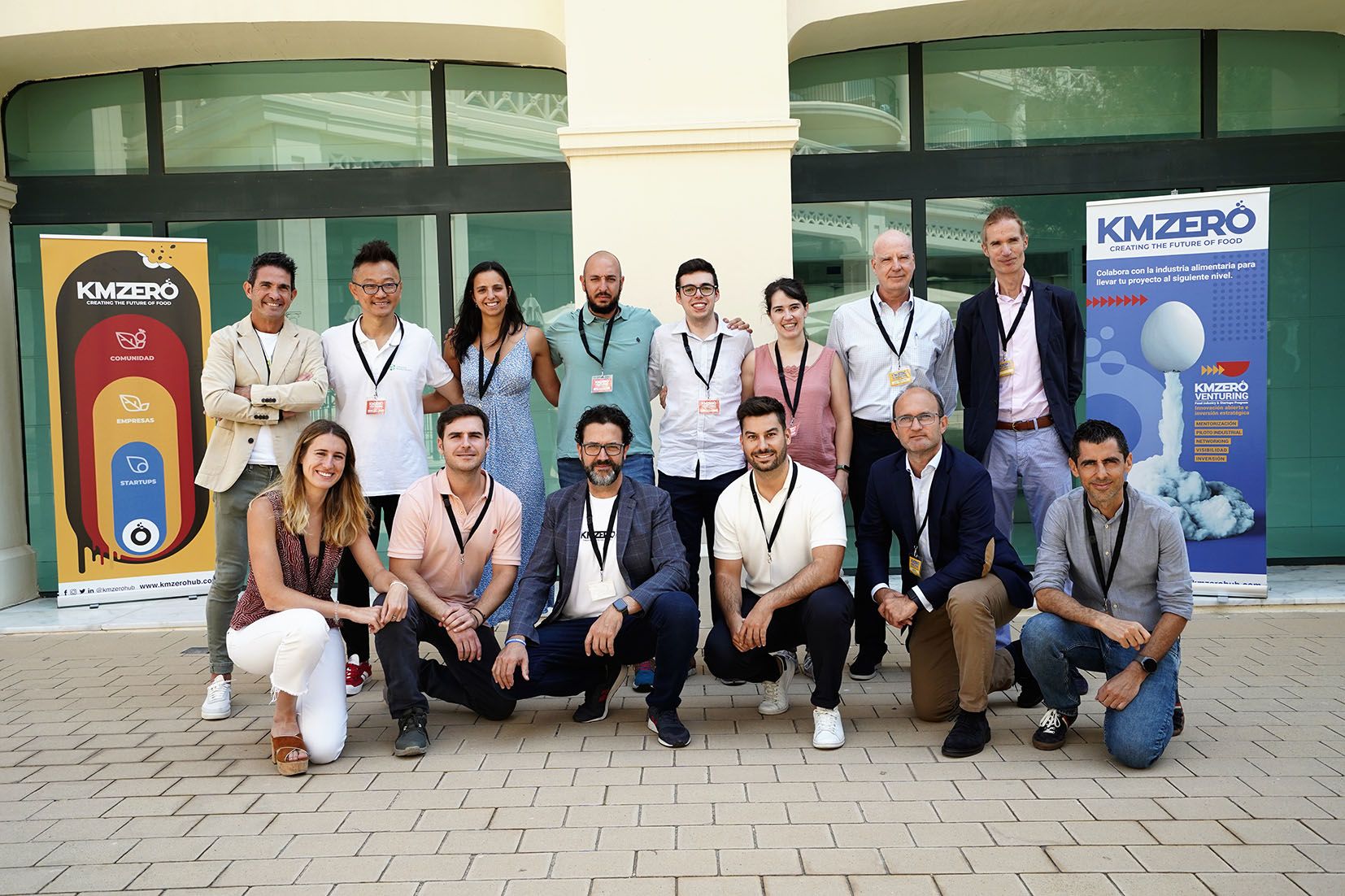 KM ZERO amb les startups guanyadores i els representants de les empreses impulsores | Cedida KM ZERO amb les startups guanyadores i els representants de les empreses impulsores | Cedida