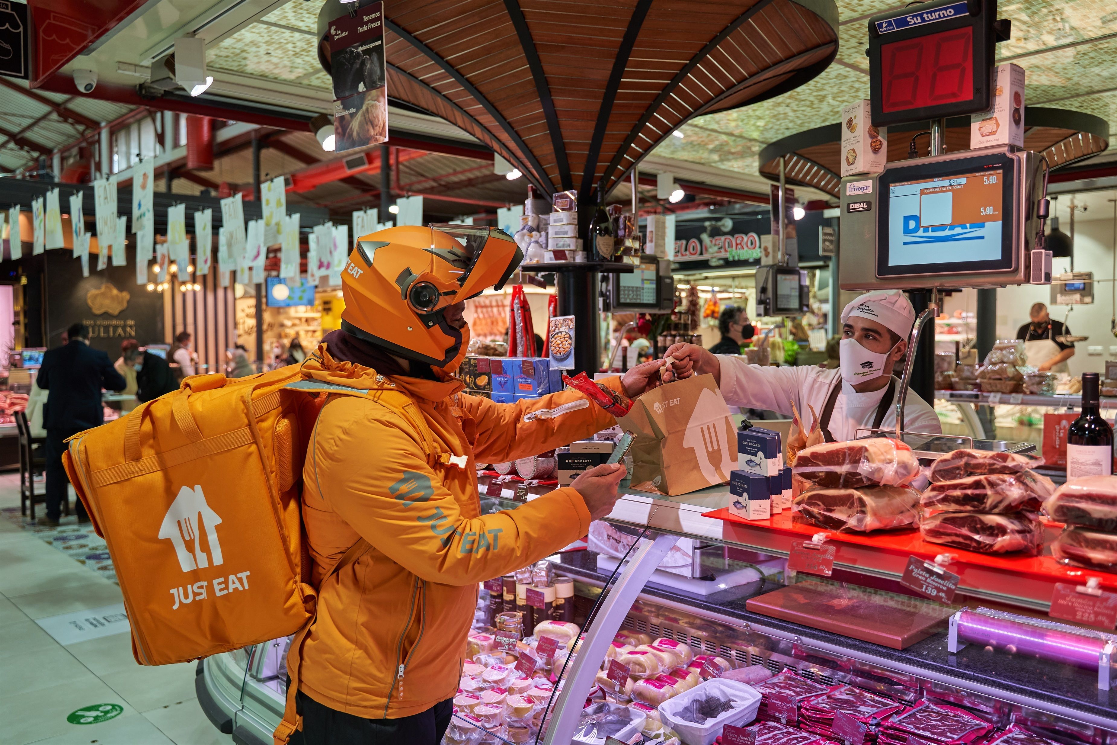 Repartidor de Just Eat en un mercado| Just Eat | Europa Press
