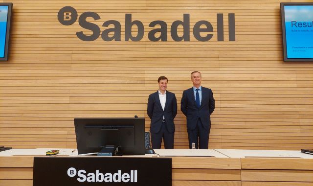 El Conseller Delegat de Banc Sabadell, César González Bueno, amb el director financer de l'entitat, Leopoldo Alvear | Cedida