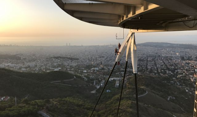 Tècnics d'Accés fent treballs verticals a la Torre de Collserola, a 288 metres d'altura | Cedida