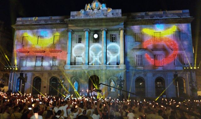 La celebració dels 30 anys de Barcelona '92 amb un videomapping a la façana de l'Ajuntament | EP