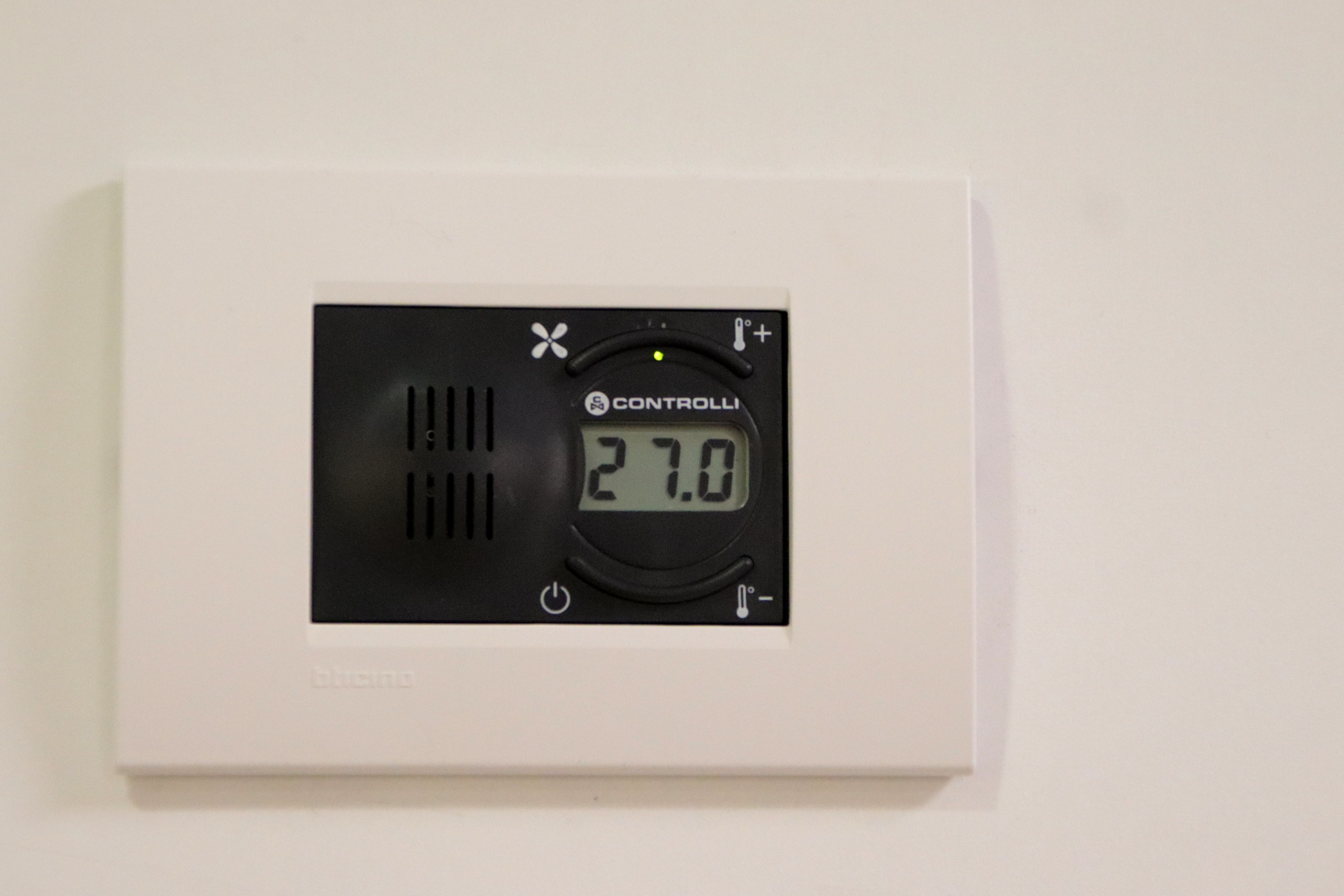 El termostato de una oficina marca una temperatura de 27 grados | ACN El termostato de una oficina marca una temperatura de 27 grados | ACN