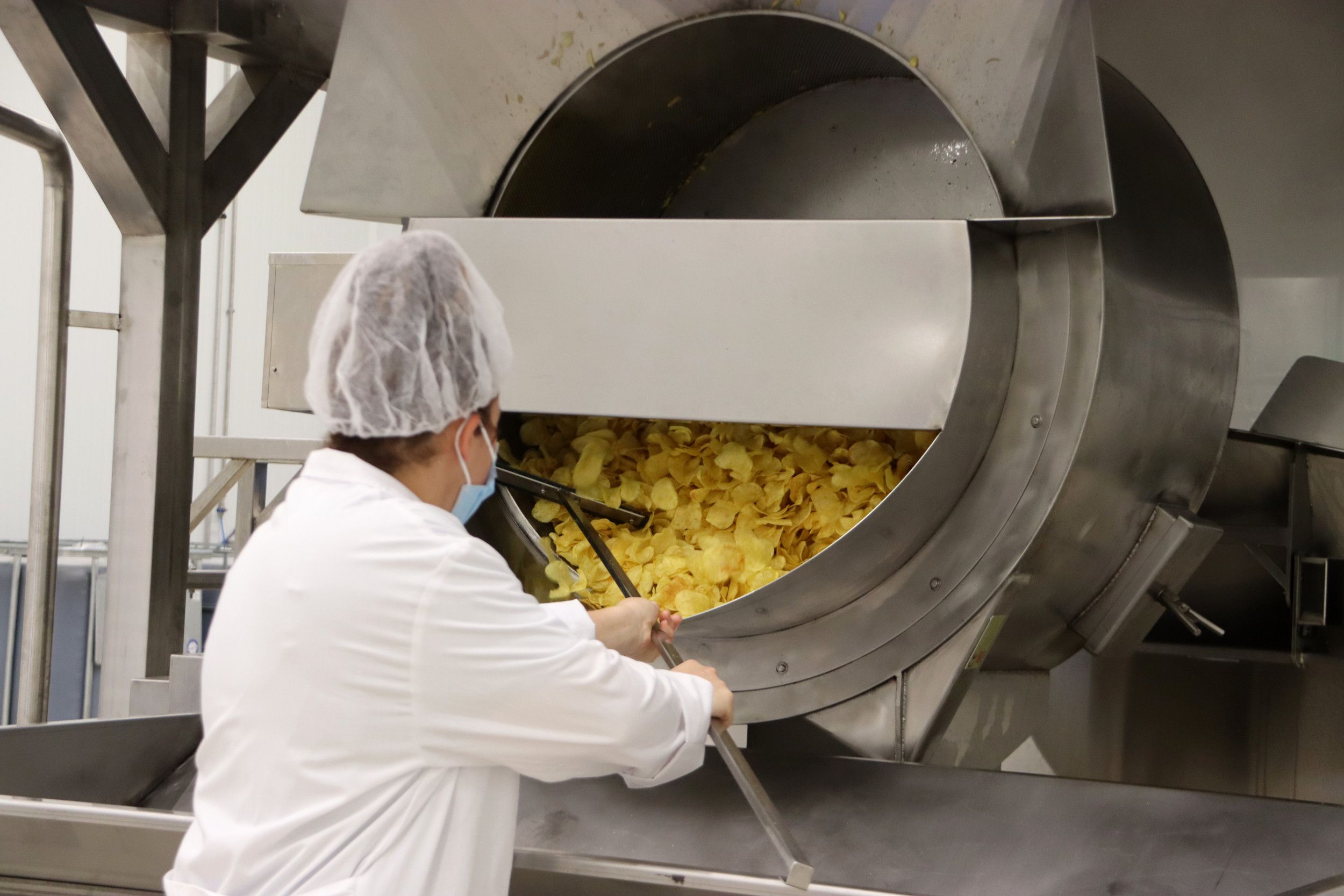 Una treballadora de Sant Tomàs durant l'elaboració de les patates xips | ACN Una treballadora de Sant Tomàs durant l'elaboració de les patates xips | ACN