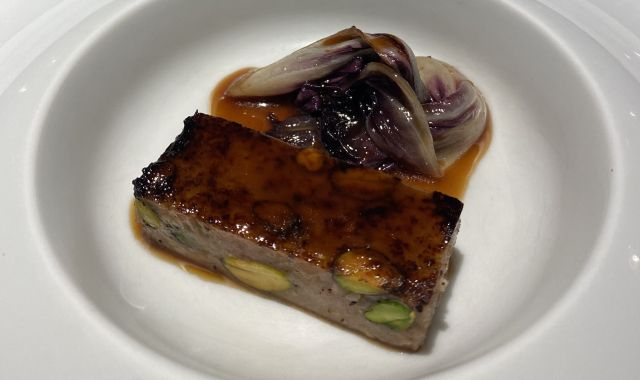 Terrina de conejo y pistacho con radicchio y vinagreta de savia | Lourdes López