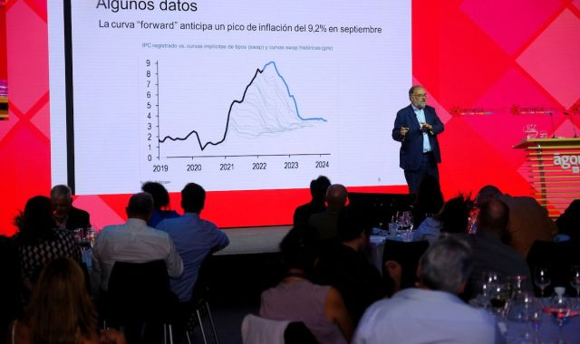 Josep Soler en una conferencia ante empresarios de Pymes |Gabriel Cazado | Cornellà Creació