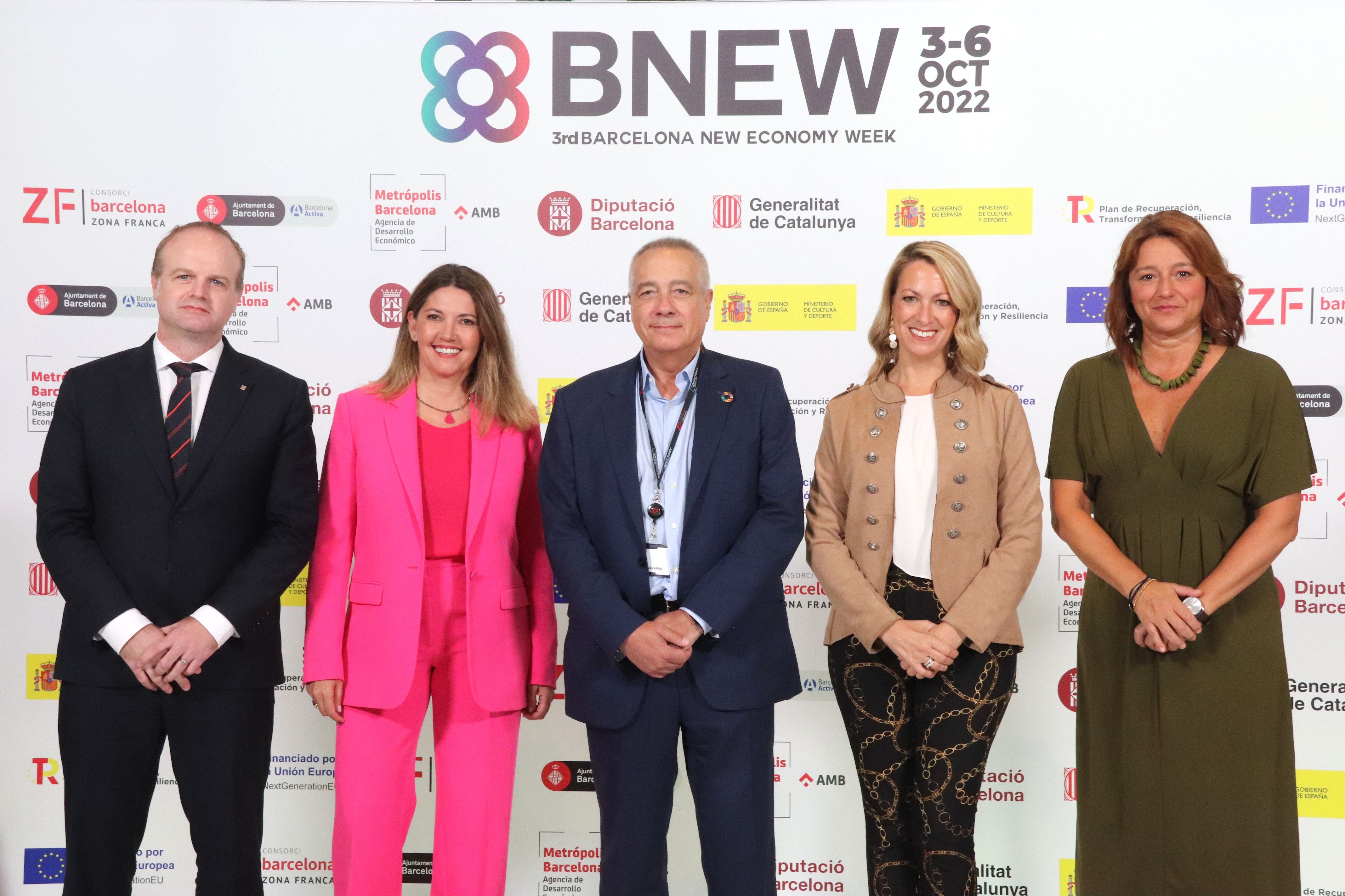 El secretario de Empresa de la Generalitat, Albert Castellanos; Blanca Sorigué y Pere Navarro, del CZFB; la delegada del gobierno español en Catalunya, Maria Eugènia Gay; y la tercera teniente de alcaldía de Barcelona, Laia Bonet, al BNEW | Cedida El secretario de Empresa de la Generalitat, Albert Castellanos; Blanca Sorigué y Pere Navarro, del CZFB; la delegada del gobierno español en Catalunya, Maria Eugènia Gay; y la tercera teniente de alcaldía de Barcelona, Laia Bonet, al BNEW | Cedida