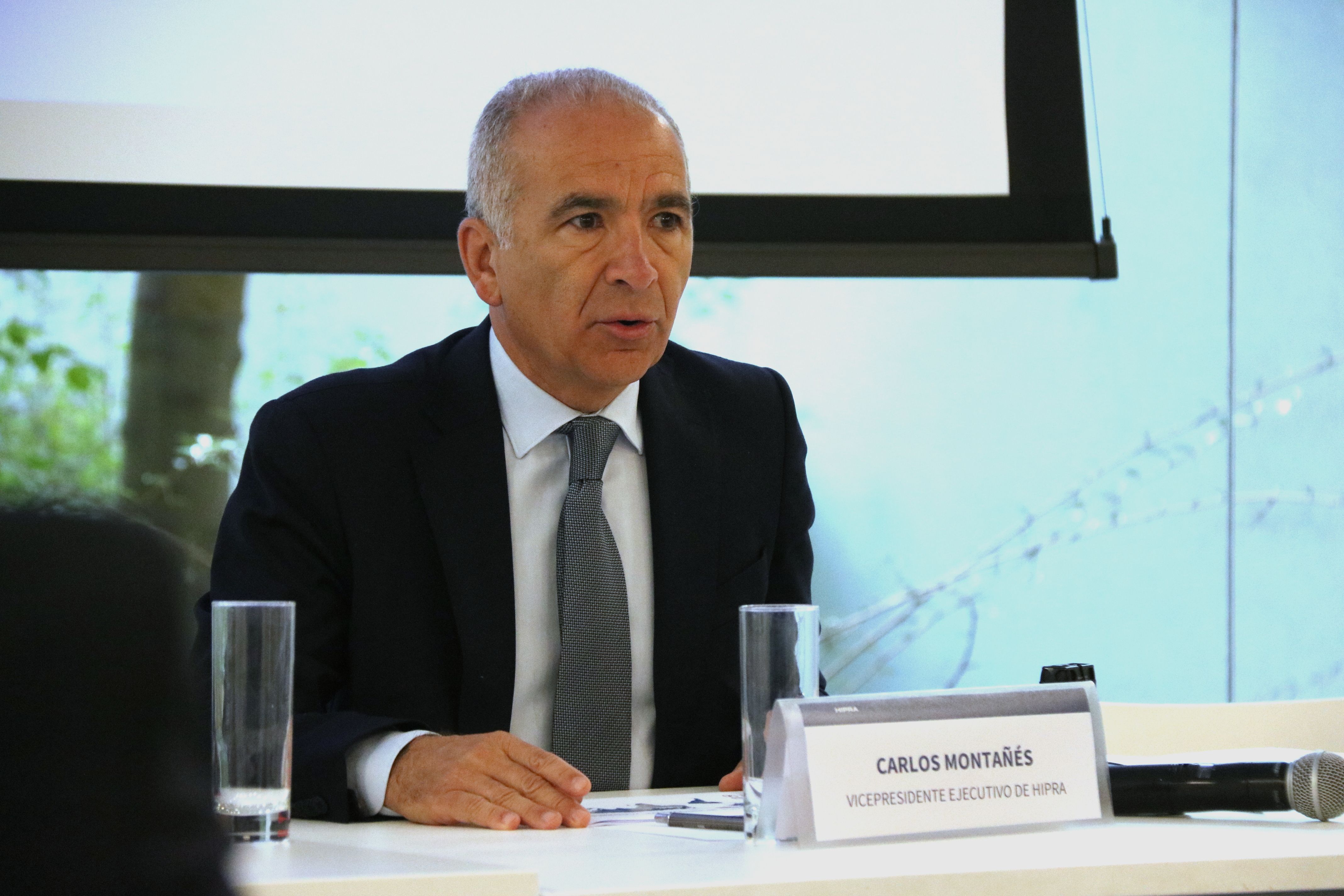 El vicepresident executiu d'Hipra, Carlos Montañés, durant una roda de premsa celebrada a Brussel·les | ACN El vicepresident executiu d'Hipra, Carlos Montañés, durant una roda de premsa celebrada a Brussel·les | ACN