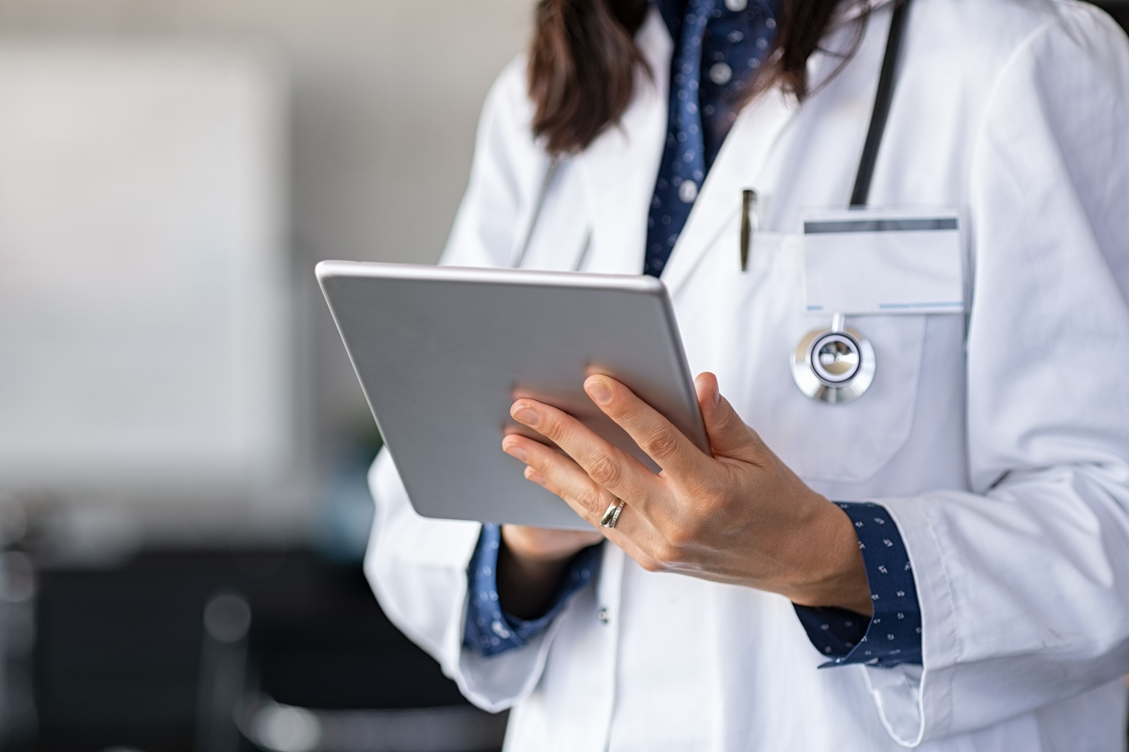 Imagen de una médica utilizando una tableta | iStock Imagen de una médica utilizando una tableta | iStock