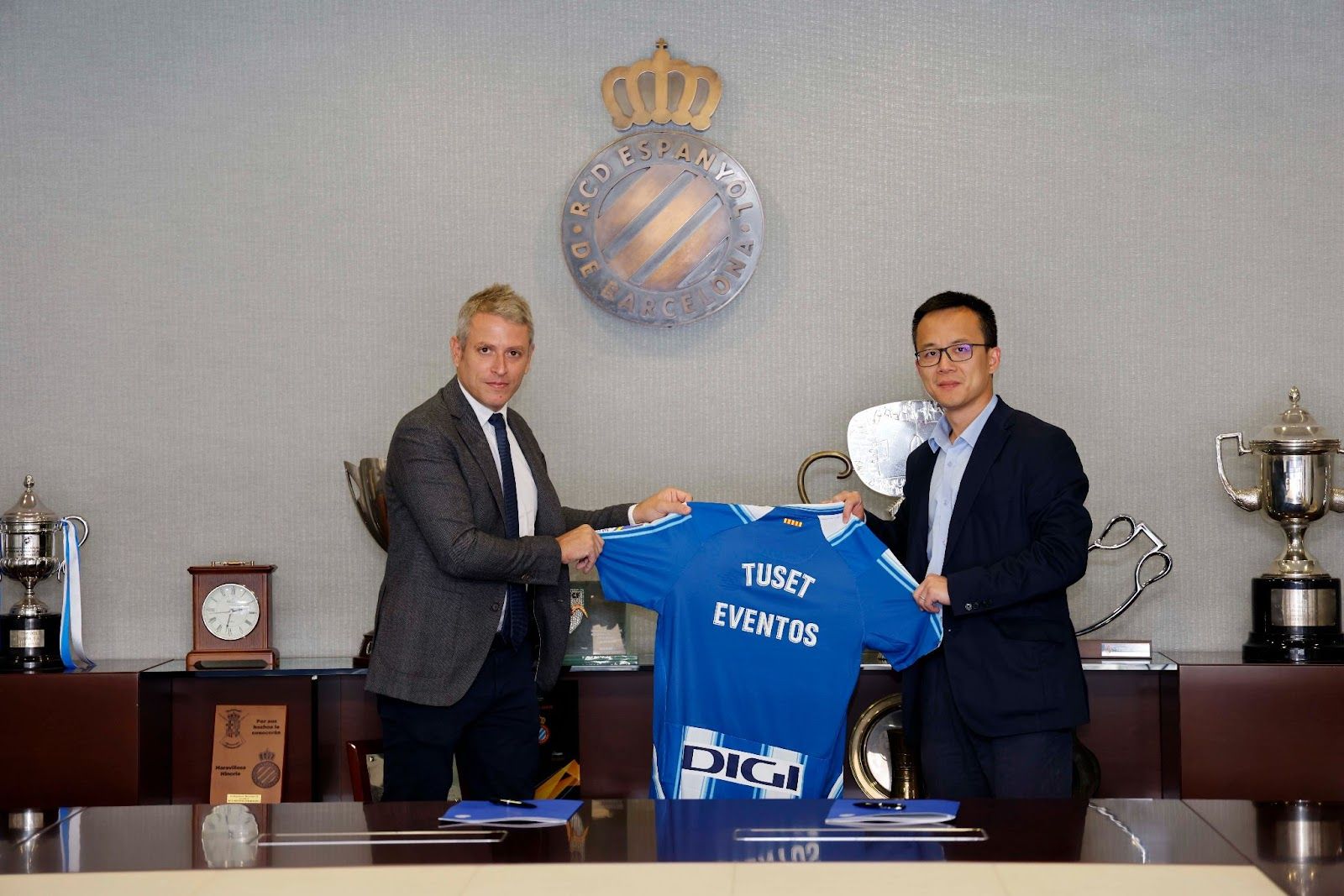 Mao Ye, consejero delegado del RCD Espanyol, y Enric Company, CEO de Tuset Eventos | Cedida Mao Ye, consejero delegado del RCD Espanyol, y Enric Company, CEO de Tuset Eventos | Cedida