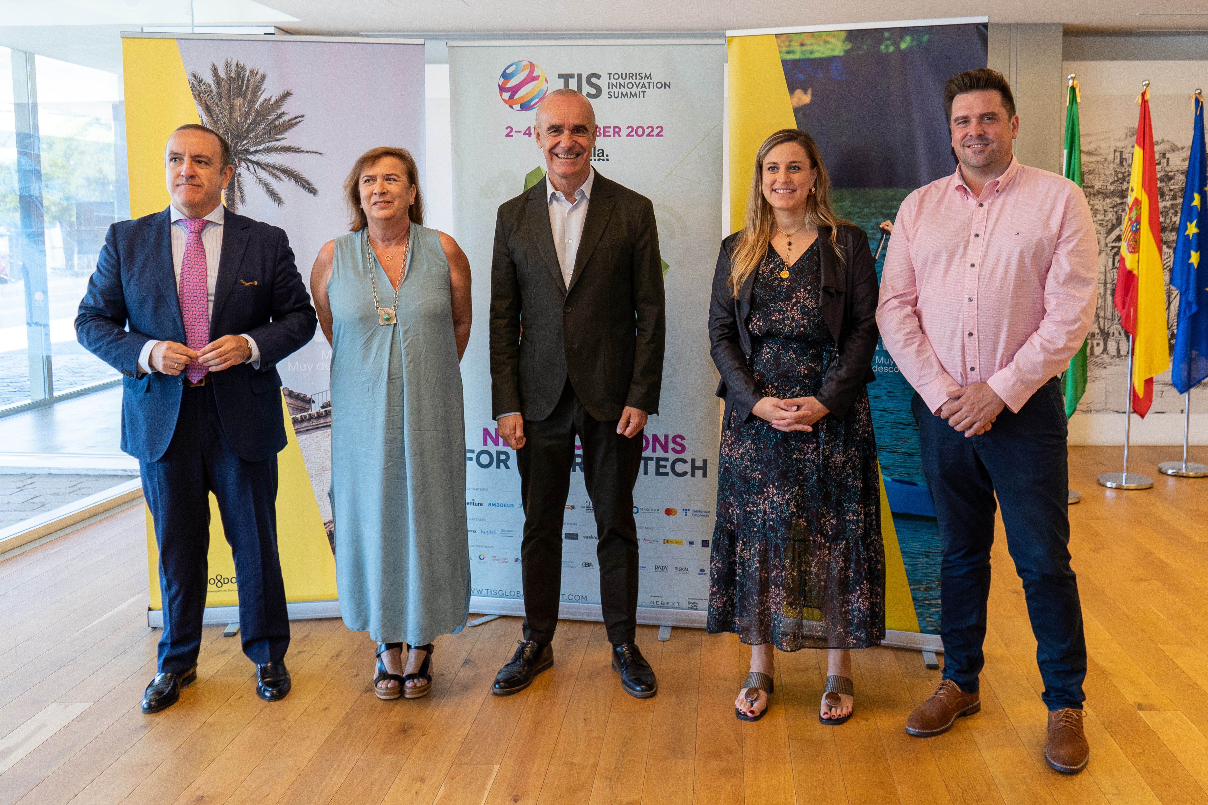 De izquierda a derecha, Yolanda Aguilar, secretaria general de la Consejería de Turismo de la Junta de Andalucía; Antonio Muñoz, alcalde de Sevilla; y Sílvia Avilés, directora del TIS, en la presentación del Tourism Innovation Summit 2022 | Europa Press De izquierda a derecha, Yolanda Aguilar, secretaria general de la Consejería de Turismo de la Junta de Andalucía; Antonio Muñoz, alcalde de Sevilla; y Sílvia Avilés, directora del TIS, en la presentación del Tourism Innovation Summit 2022 | Europa Press