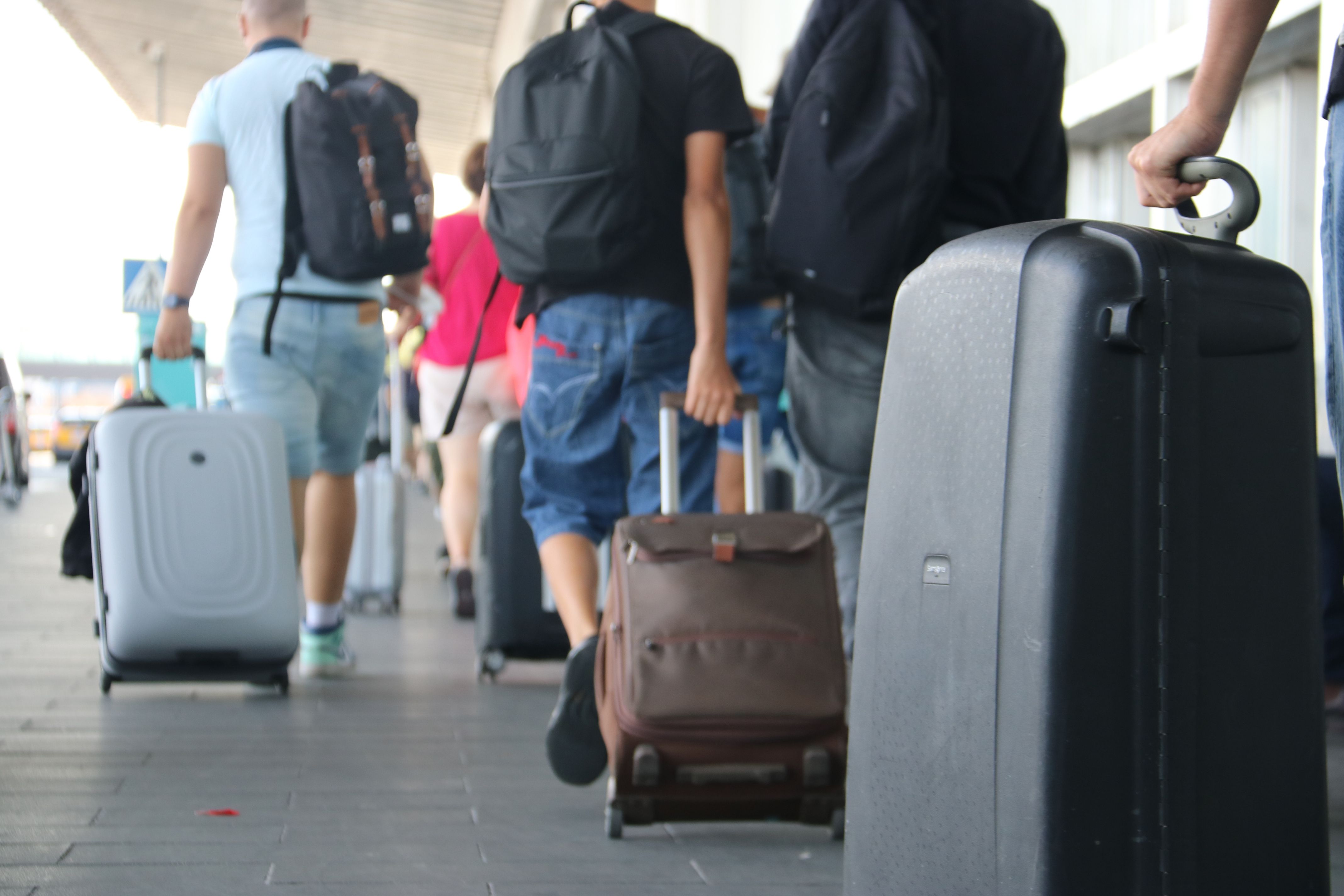 Imagen de unos turistas en el aeropuerto del Prat | ACN Imagen de unos turistas en el aeropuerto del Prat | ACN