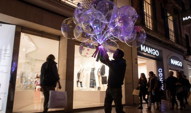 La gente camina por una calle comercial de Palma durante las rebajas del Black Friday | Clara Margais | dpa |Europa Press La gente camina por una calle comercial de Palma durante las rebajas del Black Friday | Clara Margais | dpa |Europa Press