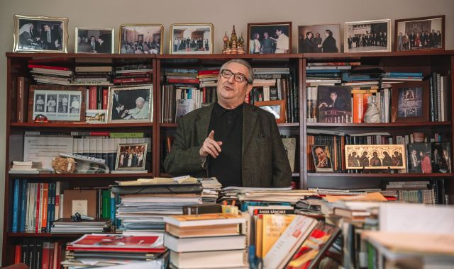 Manolo Milián Mestre en el seu despatx a la seu de Foment del Treball, envoltat de llibres i documents | Carolina Santos