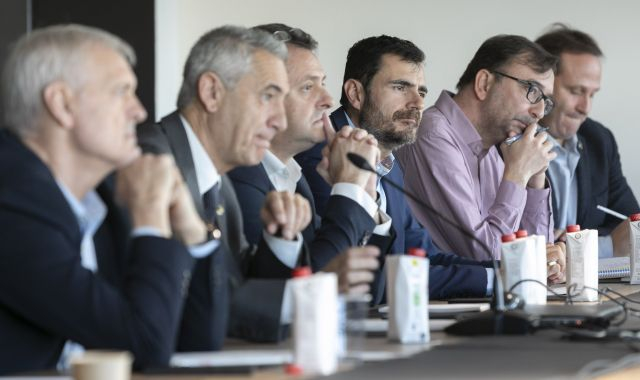 De izquierda a derecha, Jordi Ferrer (VDM Health), Mike Hastewell (E-Miles Company), David Serral (Port de Barcelona), Jordi Pelegrí (Universal Robots), David Junyent (NTT DATA) y Lluís López (dircom del Conosrcio de la Zona Franca) | Marc Llibre