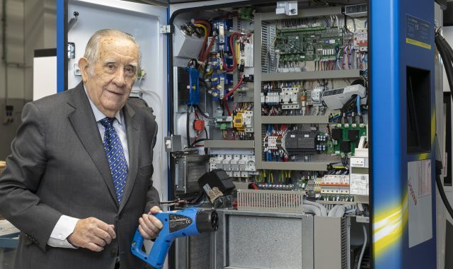 Ramon Comellas muestra el interior de un cargador de baterías para coches | Marc Llibre