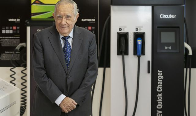 Ramon Comellas con un cargador de baterías de coche eléctrico | Marc Llibre