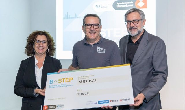 Guillem Capellades (centre) recull el premi B-STEP atorgat a NZERO | Cedida