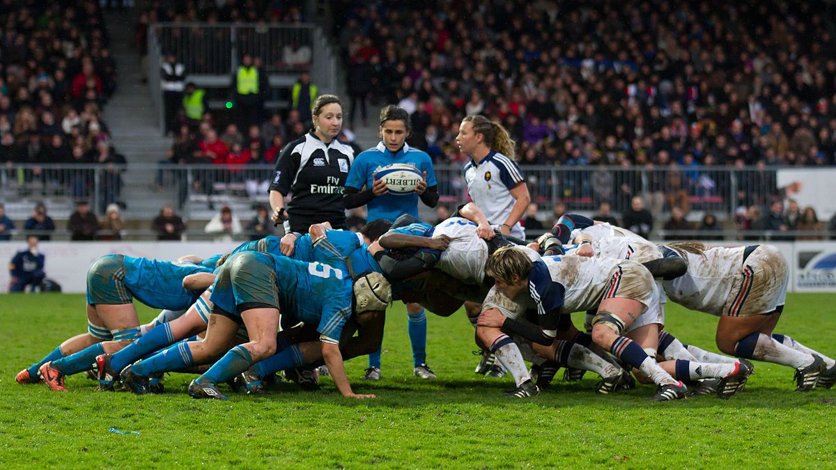 Melés dels equips de rugbi de França i Itàlia durant el Campionat de les Sis Nacions femenines de 2014 | Vikipèdia (Caroline Léna Becker)