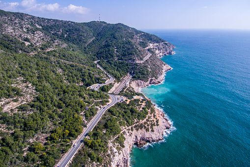 La alternativa a los túneles del Garraf es una carretera con muchas curvas y acantilados | iStock