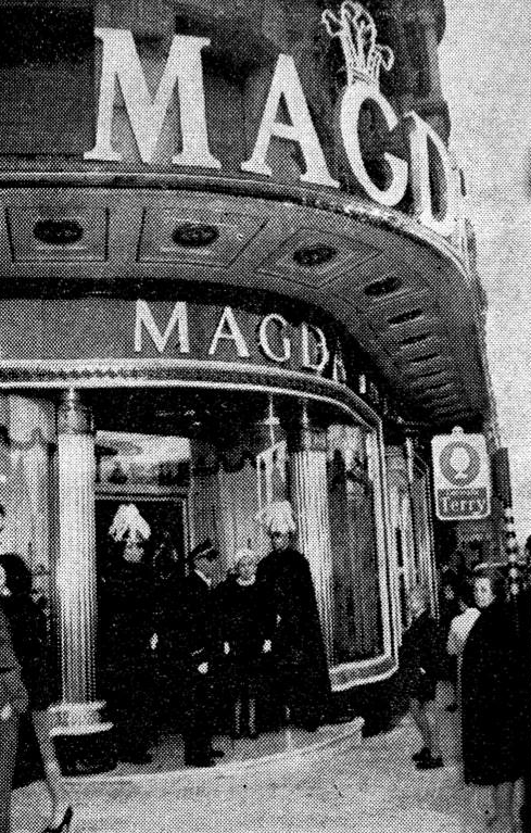 La tienda de Perfumería Magda (1961) de la plaza Calvo Sotelo el día de su inauguración | Barcelofilia.blogspot.com (La Vanguardia)