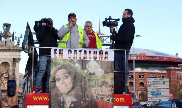 El portaveu d'Élite Taxi, Tito Álvarez, es dirigeix als taxistes abans de l sortida de la marxa lenta, a l'Avinguda Maria Cristina | ACN