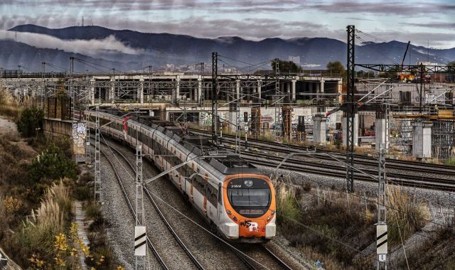 Un tren de Cercanías circula por Barcelona | ACN